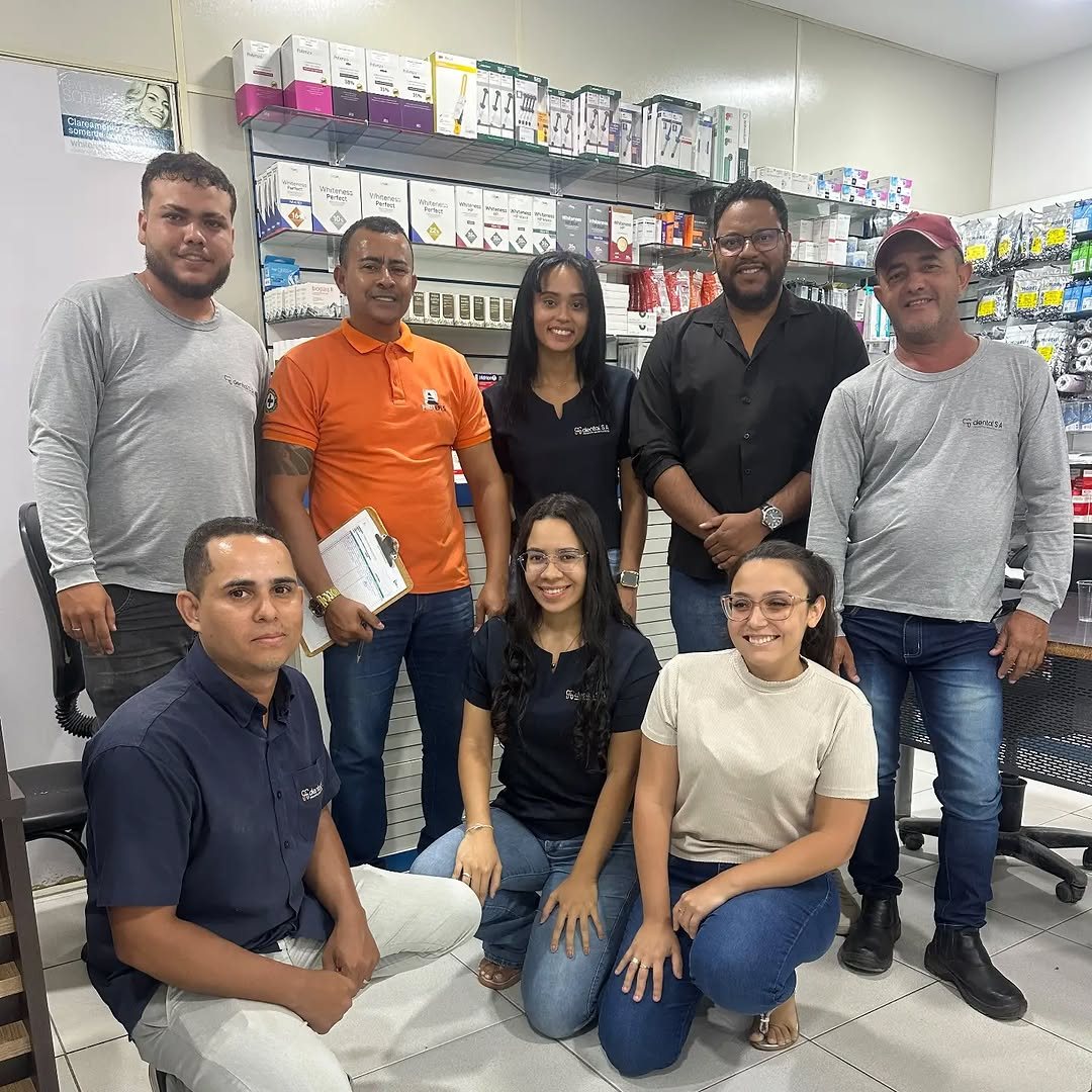 Oito pessoas em loja de materiais odontológicos: apenas duas são da equipe Protepis; as demais são colaboradores da empresa cliente no treinamento NR 17 ministrado pela Protepis