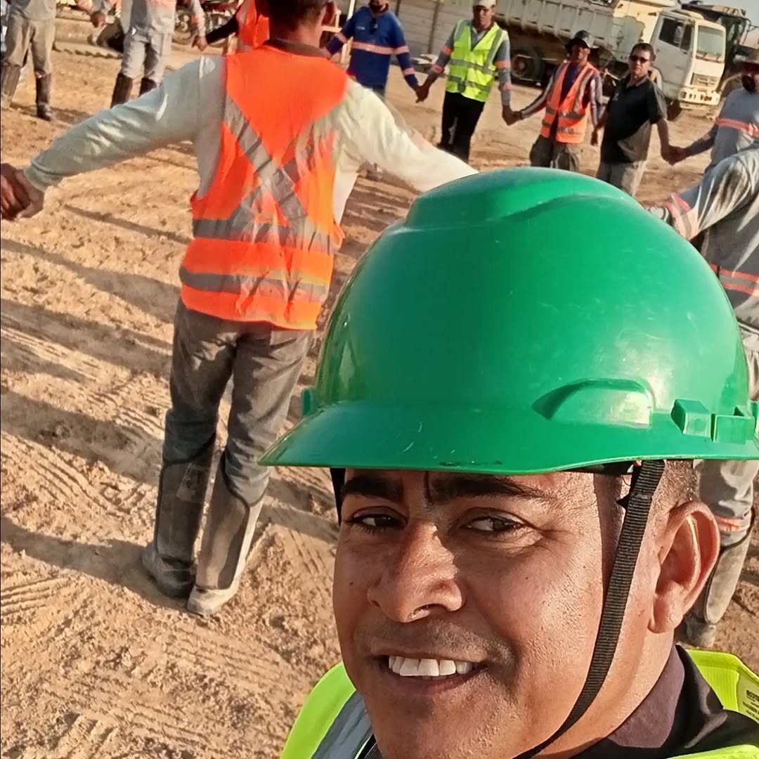 Profissional de capacete em frente de trabalho no campo