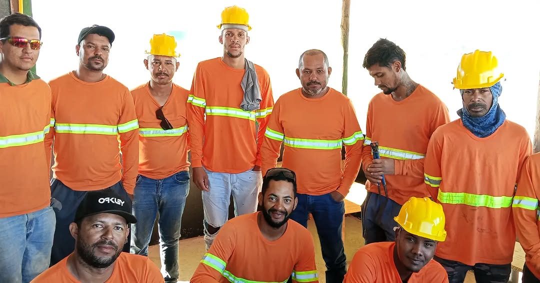 Equipe uniformizada com roupas de segurança